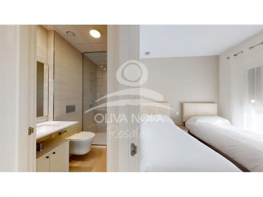 Dormitori de Apartament en venda en Oliva amb Aire condicionat, Jardí privat i Piscina