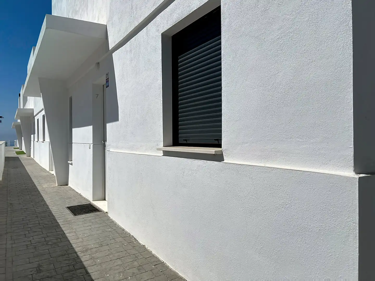 Außenansicht von Einfamilien-Reihenhaus zum Verkauf in Manilva mit Klimaanlage, Terrasse und Abstellraum