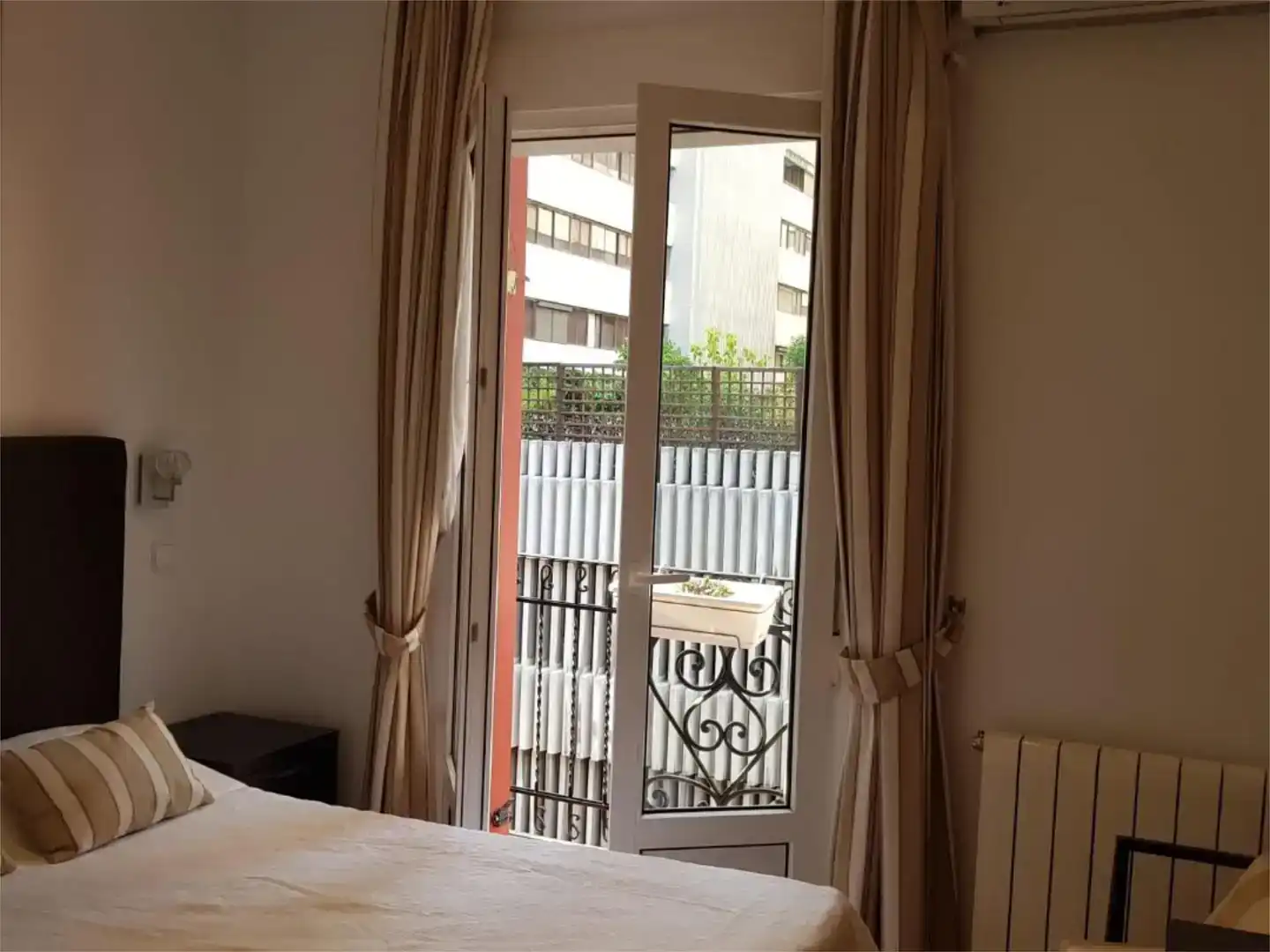 Schlafzimmer von Wohnung zur Miete in  Madrid Capital mit Klimaanlage und Balkon