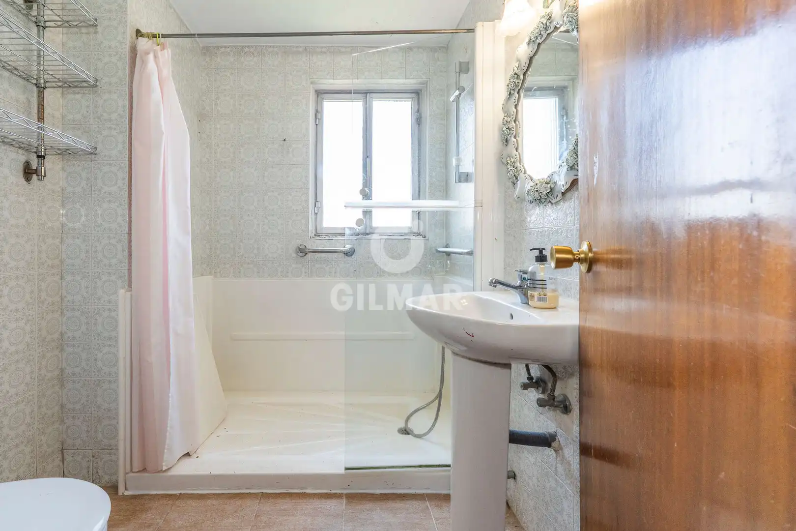 Baño de Piso en venta en Madrid con Calefacción, Trastero y Balcón