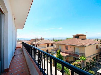 Vista exterior de Casa o xalet en venda en Jun amb Terrassa i Balcó