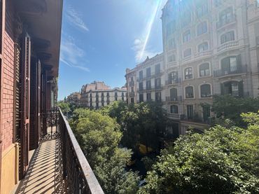 Oficina amb balcó de lloguer a Carrer de València 263