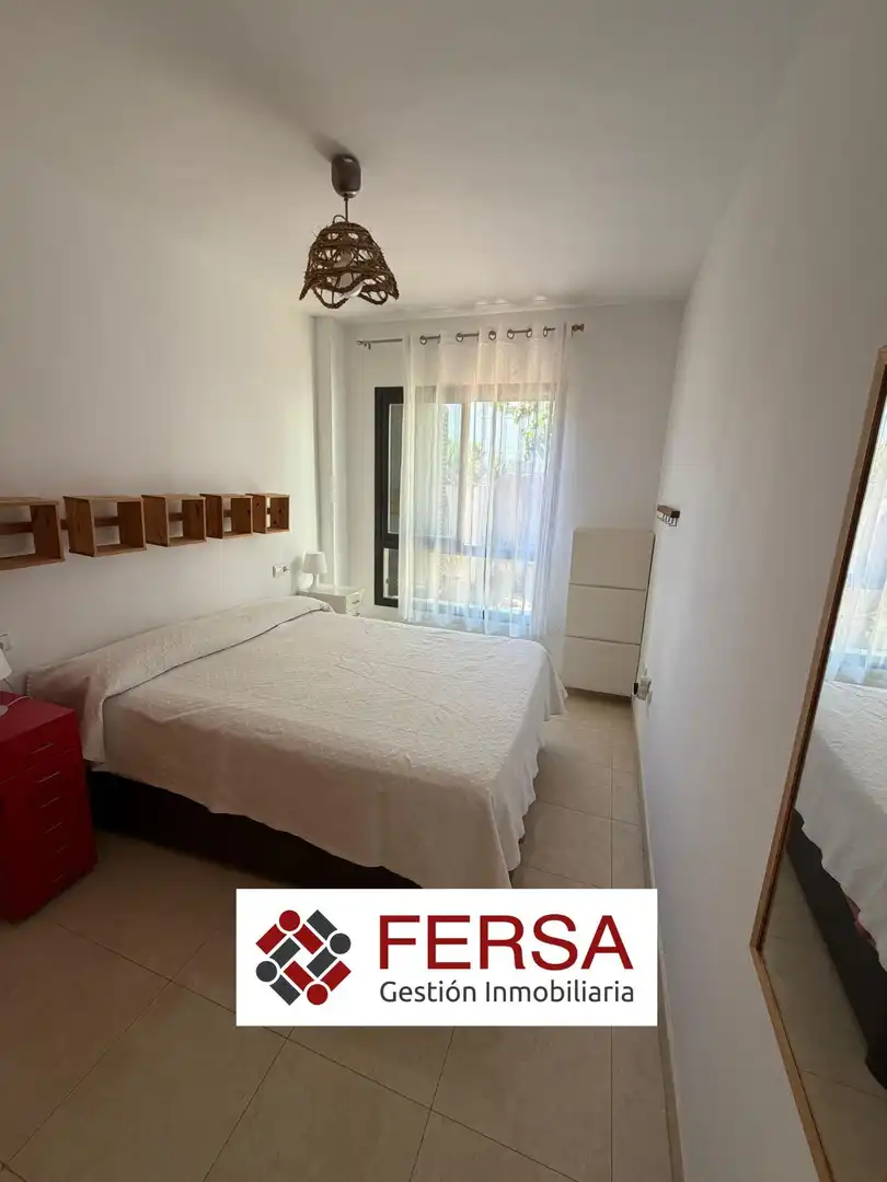 Dormitori de Apartament de lloguer en El Puerto de Santa María amb Calefacció, Jardí privat i Terrassa
