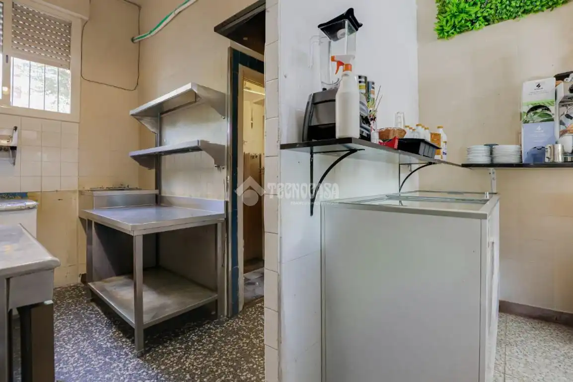 Cuina de Local en venda en L'Hospitalet de Llobregat amb Aire condicionat