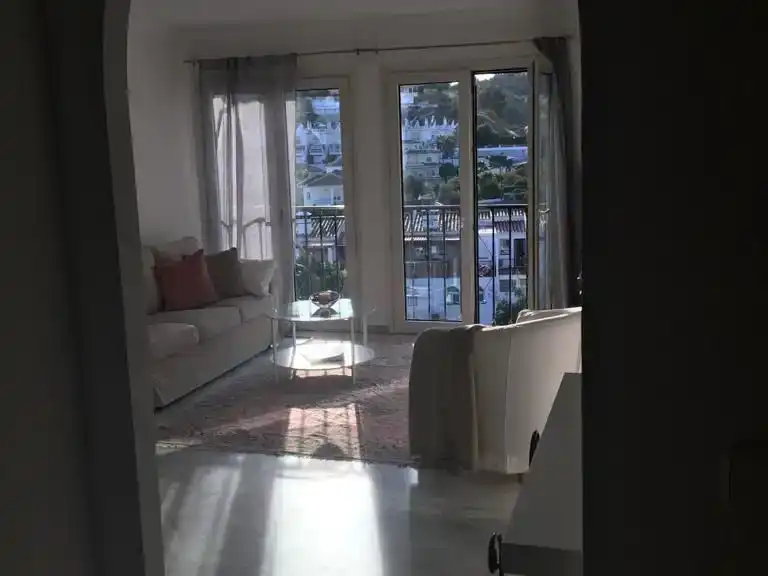 Sala d'estar de Àtic de lloguer en Mijas amb Aire condicionat, Piscina i Balcó
