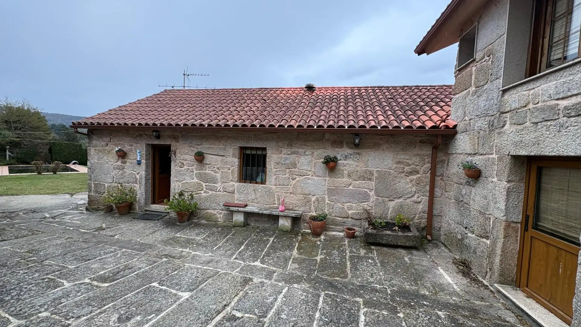 Vista exterior de Casa o chalet de alquiler en Covelo con Jardín privado, Piscina y Amueblado