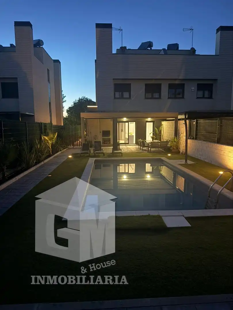 Schwimmbecken von Einfamilien-Reihenhaus zum Verkauf in Arroyomolinos (Madrid) mit Klimaanlage, Heizung und Privatgarten