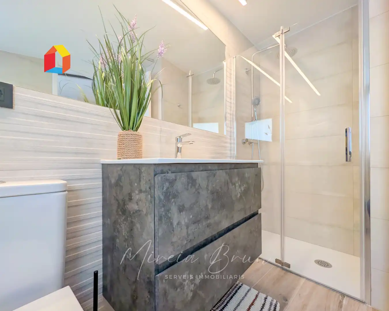Badezimmer von Dachboden zur Miete in Tona mit Heizung