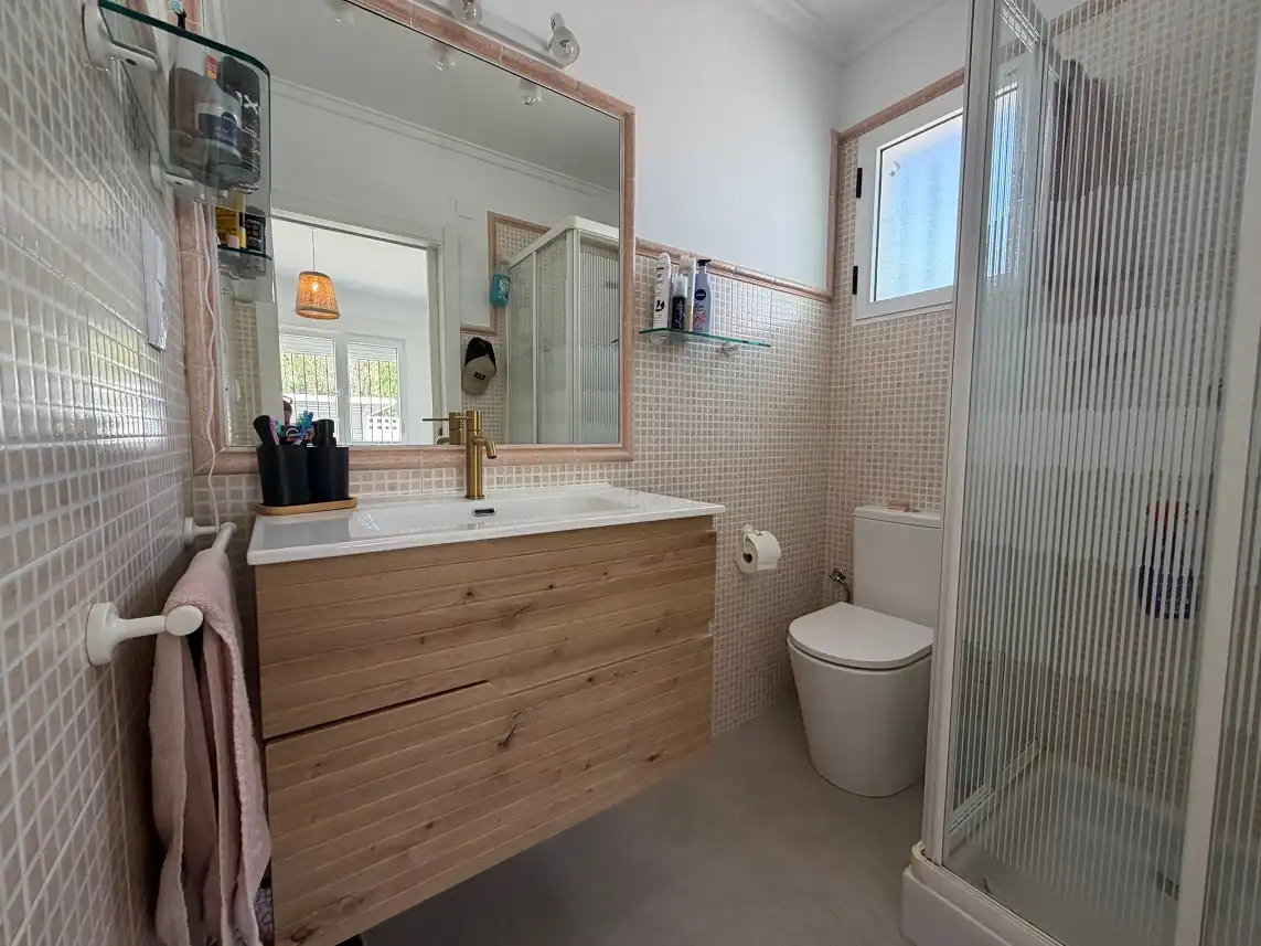 Bany de Casa o xalet en venda en Santa Pola amb Aire condicionat, Jardí privat i Piscina