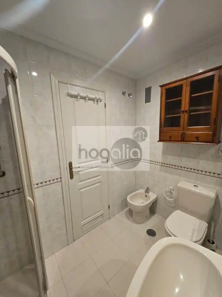 Bathroom of Flat for rent in Sevilla  with Air Conditioner, Terrace and Swimming Pool