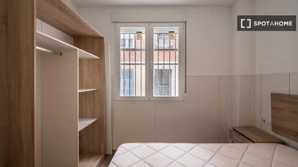 Dormitori de Apartament per a compartir en Madrid amb Aire condicionat, Terrassa i Moblat