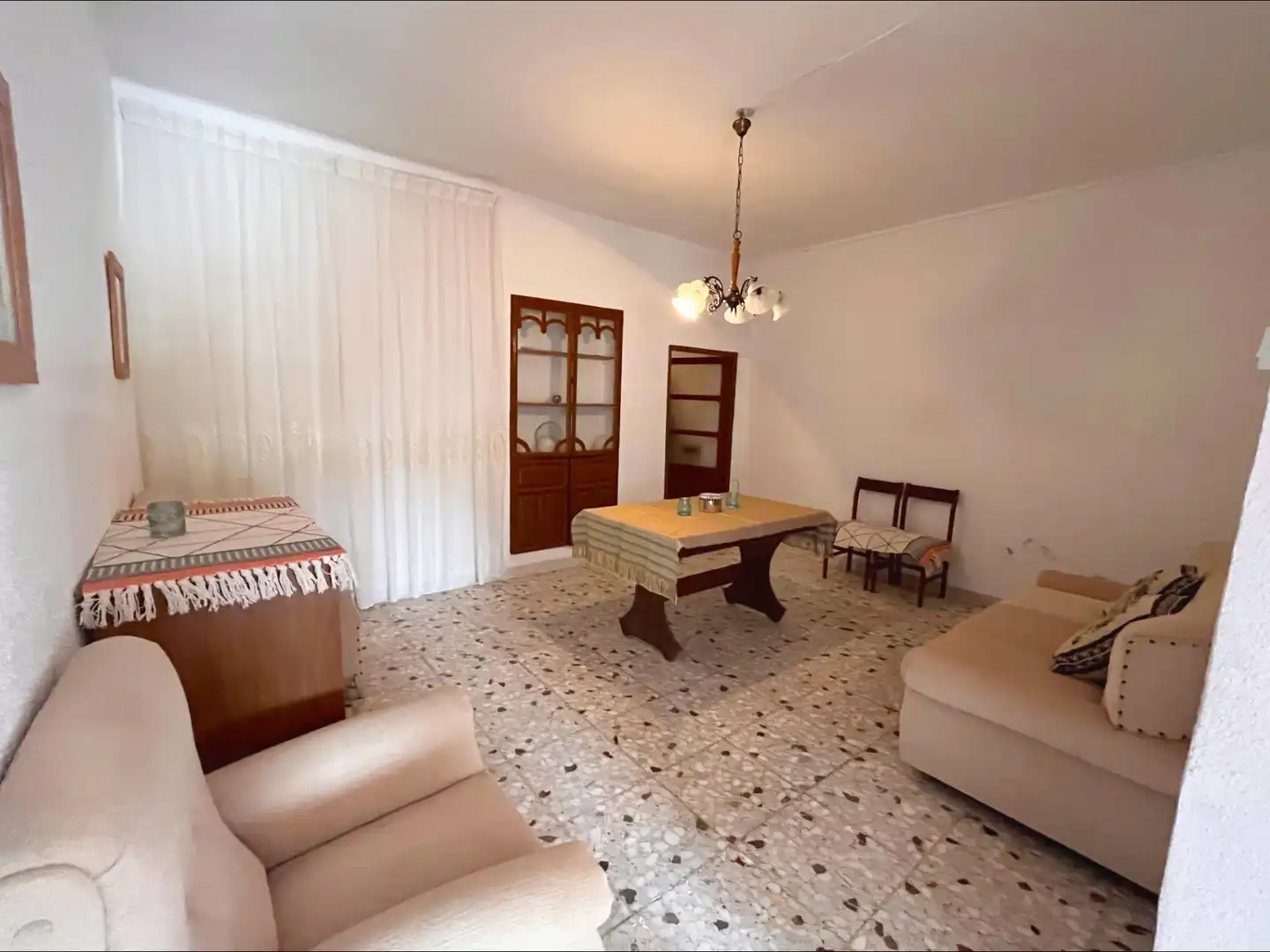 Sala de estar de Casa adosada en venta en Tobarra con Jardín privado, Terraza y Trastero