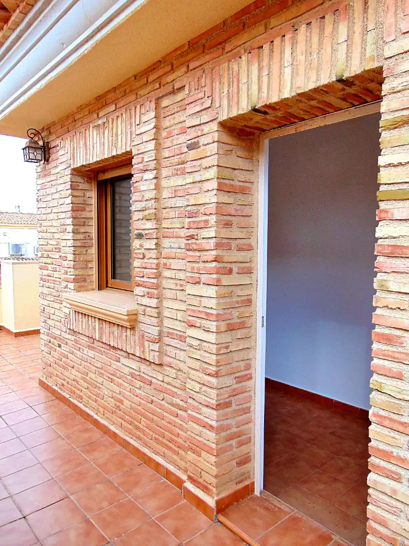 Vista exterior de Casa adosada en venta en San Pedro del Pinatar con Terraza, Balcón y Alarma