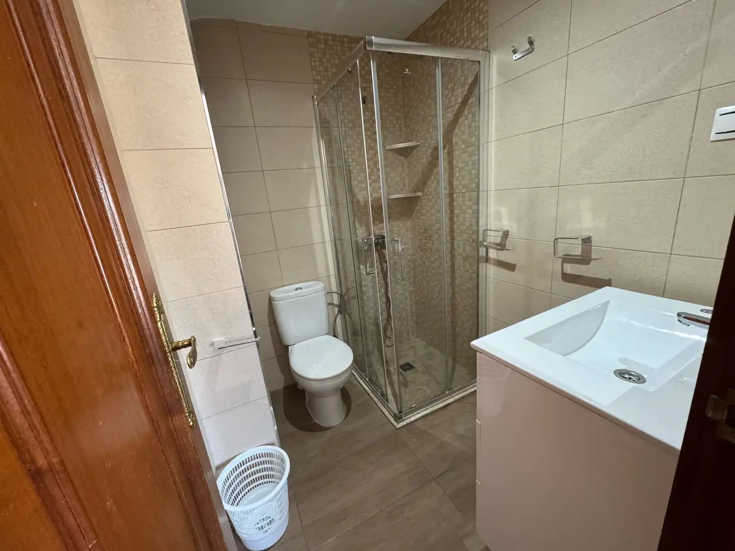 Baño de Piso de alquiler en Benidorm con Aire acondicionado, Terraza y Amueblado