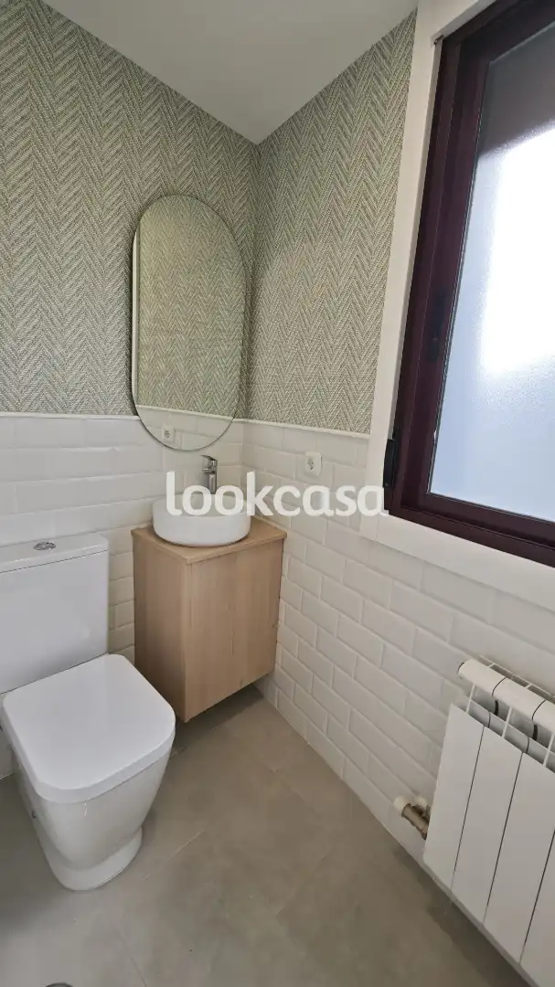 Baño de Piso en venta en Poio con Calefacción, Parquet y Horno