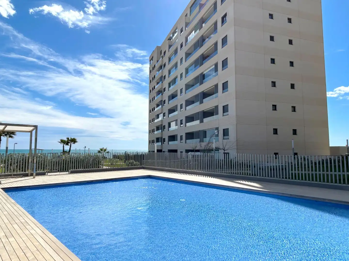 Schwimmbecken von Wohnungen zur Miete in Torrevieja mit Klimaanlage, Privatgarten und Terrasse