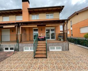 Vista exterior de Casa o xalet en venda en Cuzcurrita de Río Tirón amb Terrassa i Piscina