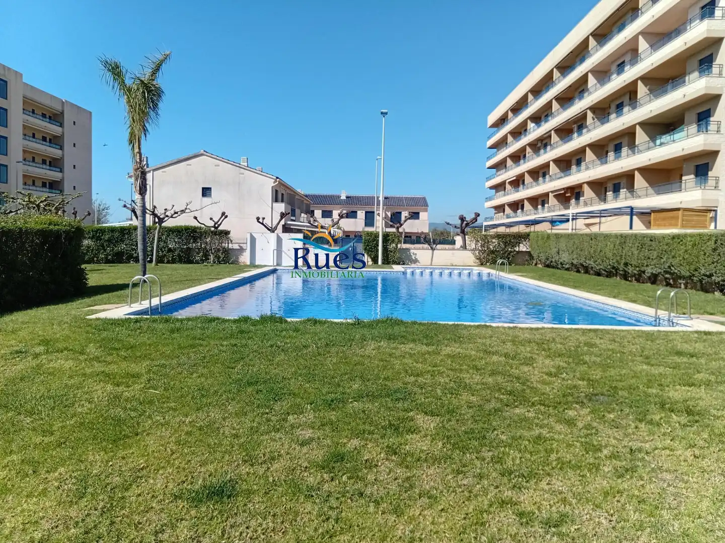 Schwimmbecken von Einfamilien-Reihenhaus zum Verkauf in Torreblanca mit Terrasse, Balkon und Gemeinschaftspool