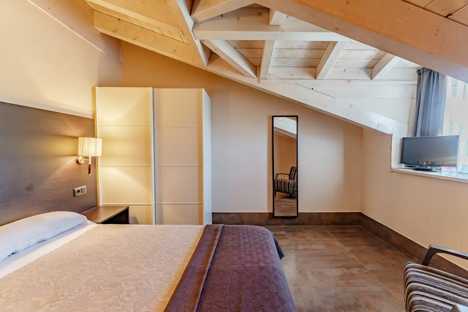 Habitación de Edificio en venta en Valle de Losa con Alarma
