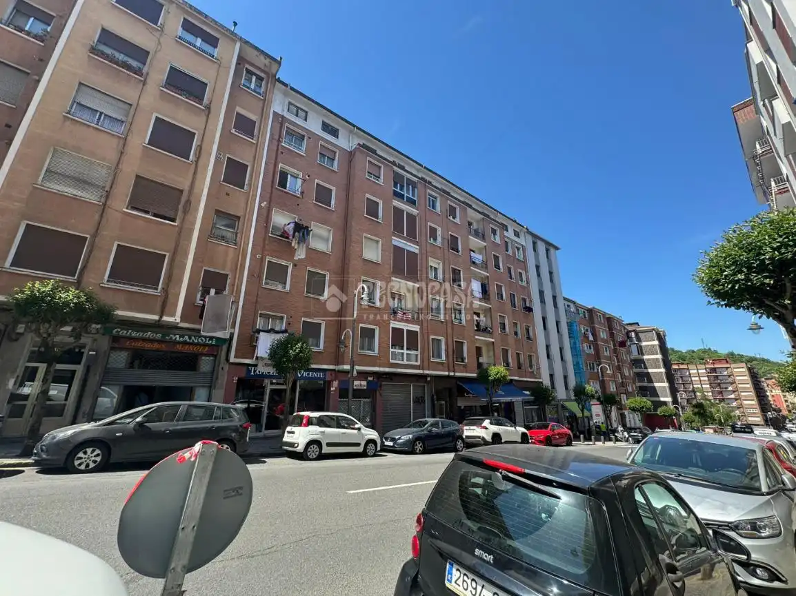 Vista exterior de Piso en venta en Bilbao  con Balcón