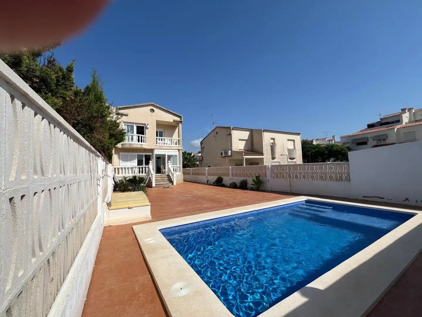 Piscina de Casa adosada en venda en Vinaròs amb Aire condicionat, Calefacció i Jardí privat