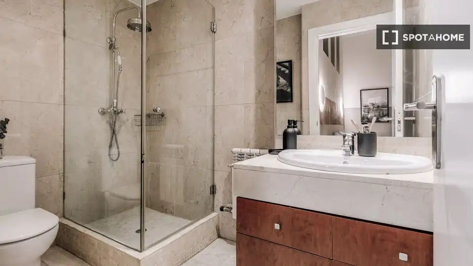 Badezimmer von Wohnungen zur untervermieten in Madrid mit Klimaanlage, Terrasse und Möbliert