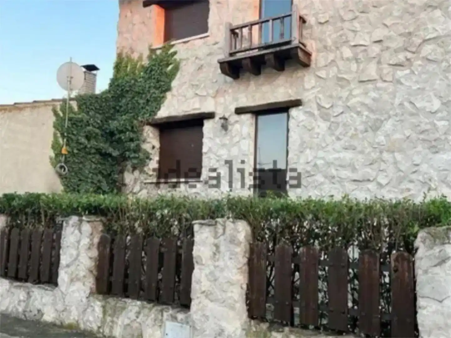 Vista exterior de Casa o xalet en venda en Martín Muñoz de la Dehesa amb Aire condicionat, Jardí privat i Parquet