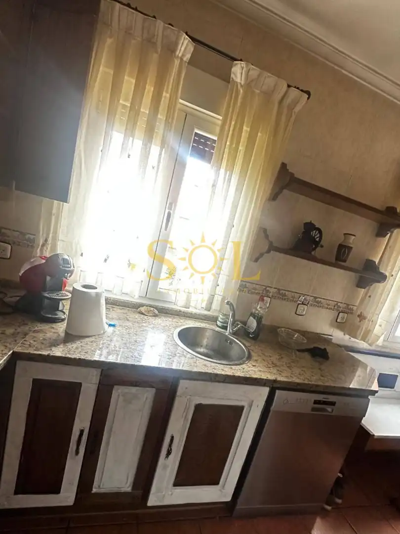 Cuina de Casa o xalet en venda en León Capital  amb Calefacció, Jardí privat i Terrassa