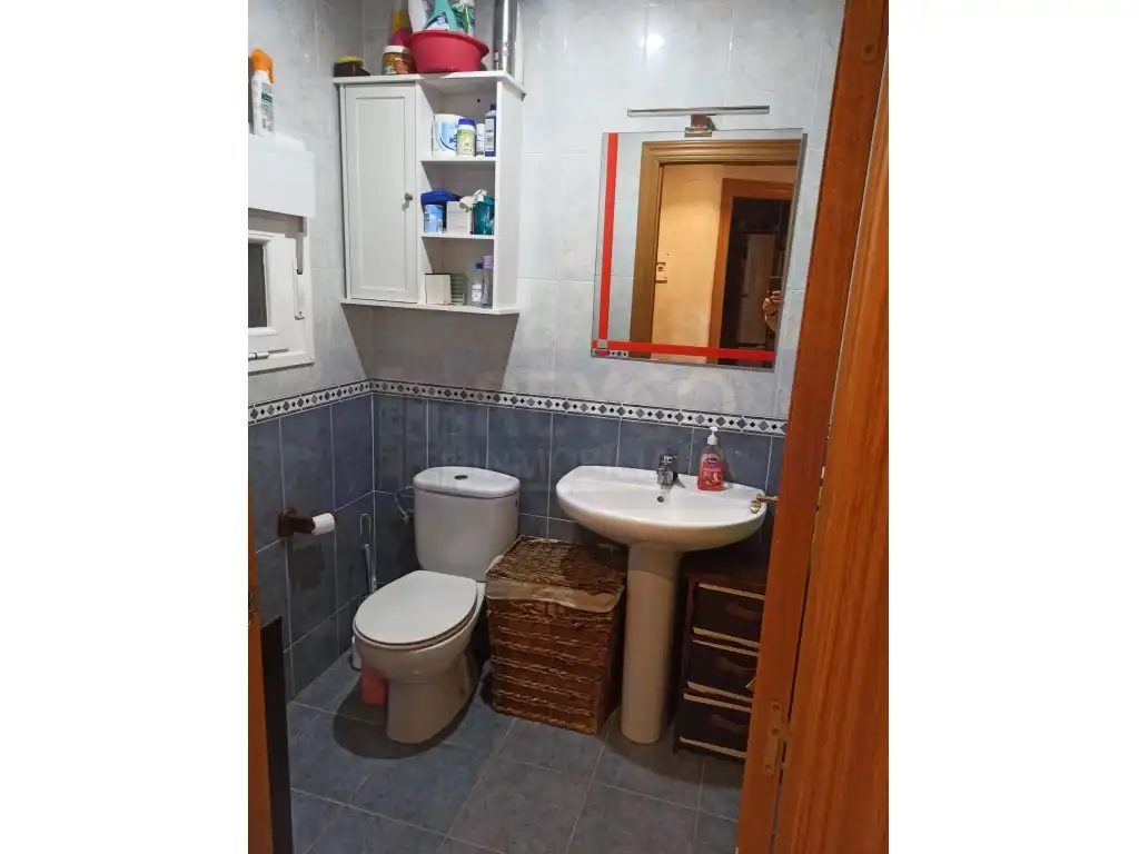 Badezimmer von Einfamilien-Reihenhaus zum Verkauf in Alesanco mit Privatgarten und Möbliert