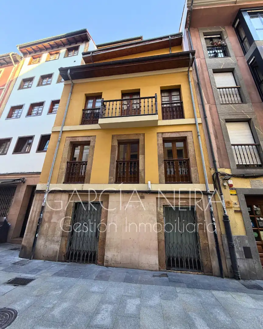 Vista exterior de Piso en venta en Oviedo  con Calefacción y Amueblado