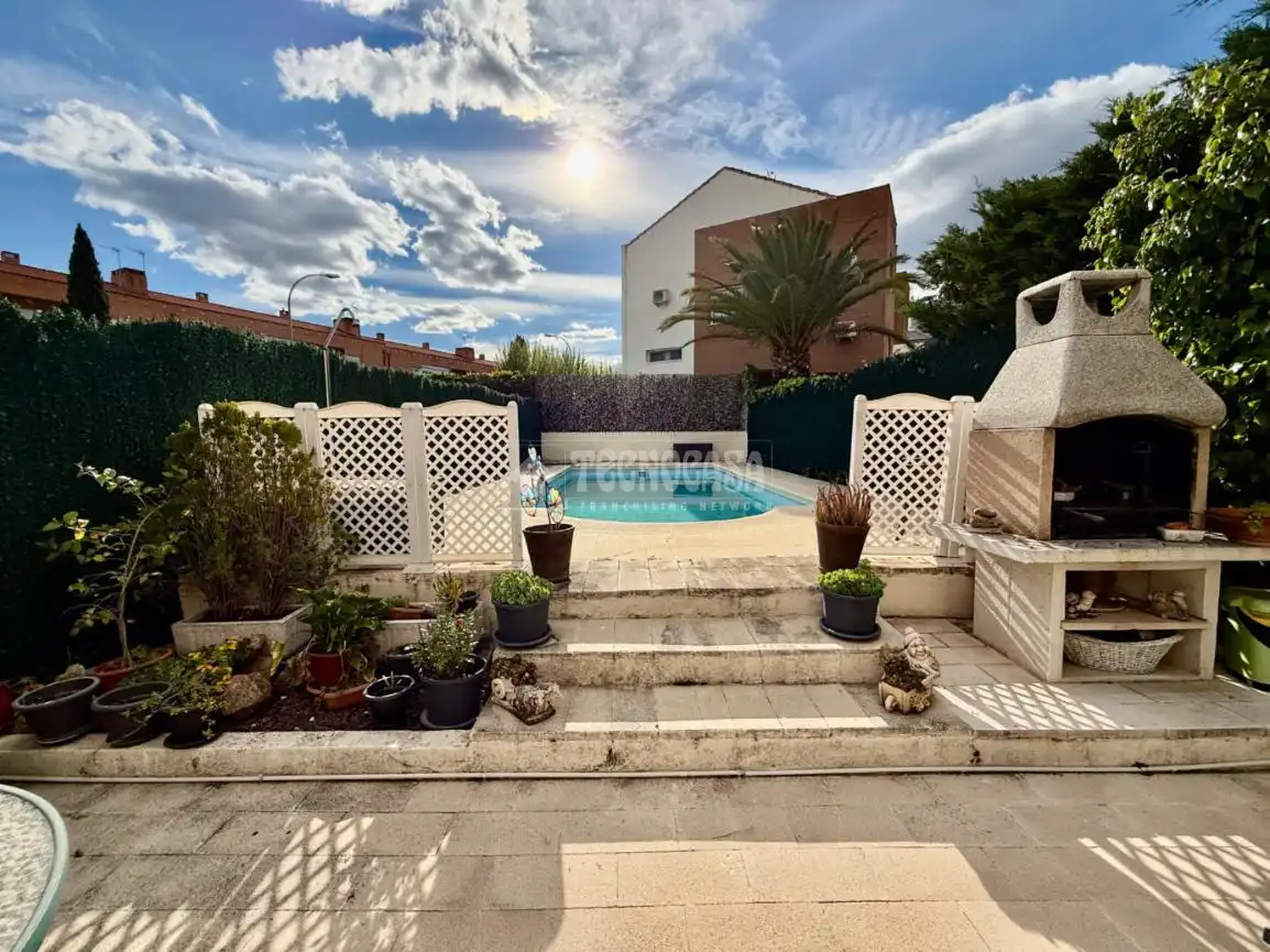 Piscina de Casa adosada en venda en Villanueva de la Cañada amb Aire condicionat, Calefacció i Jardí privat