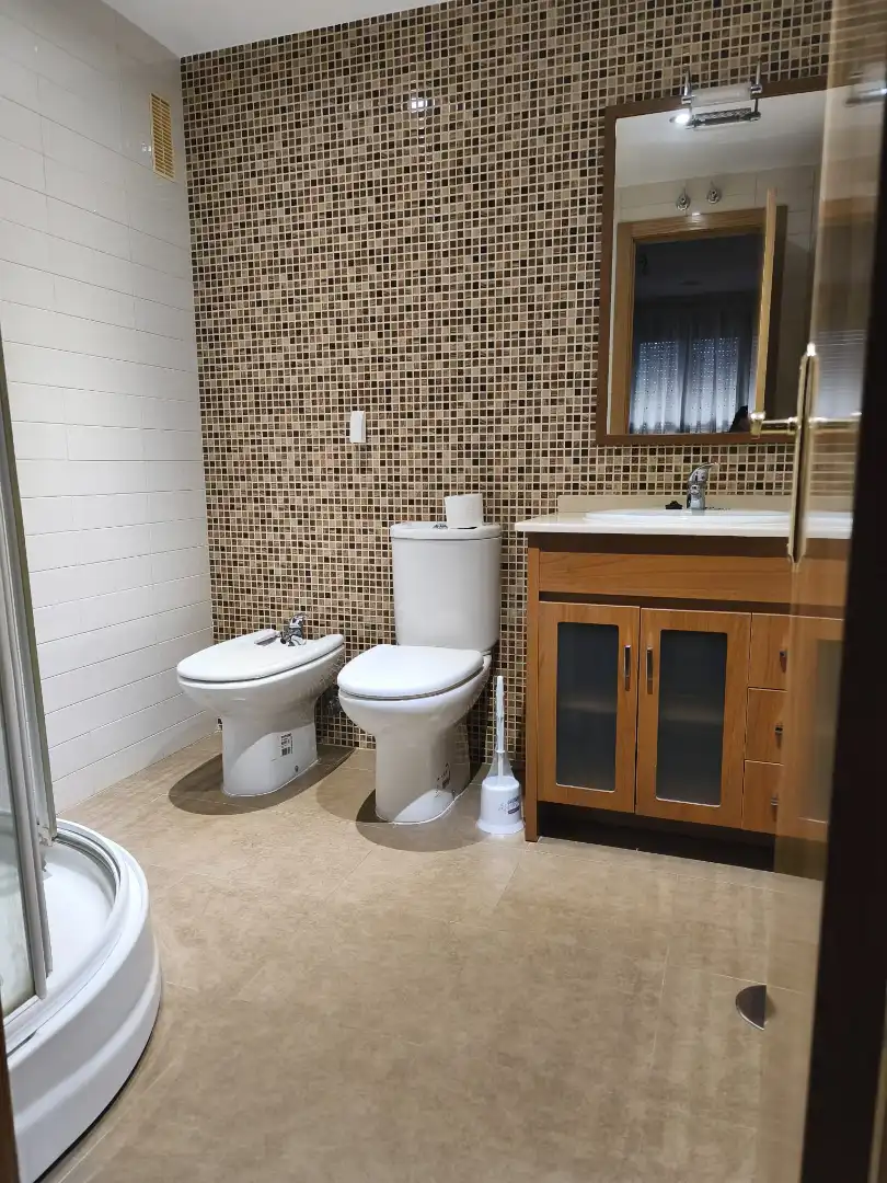 Bathroom of Flat for rent in Cuenca  with Air Conditioner, Heating and Parquet flooring