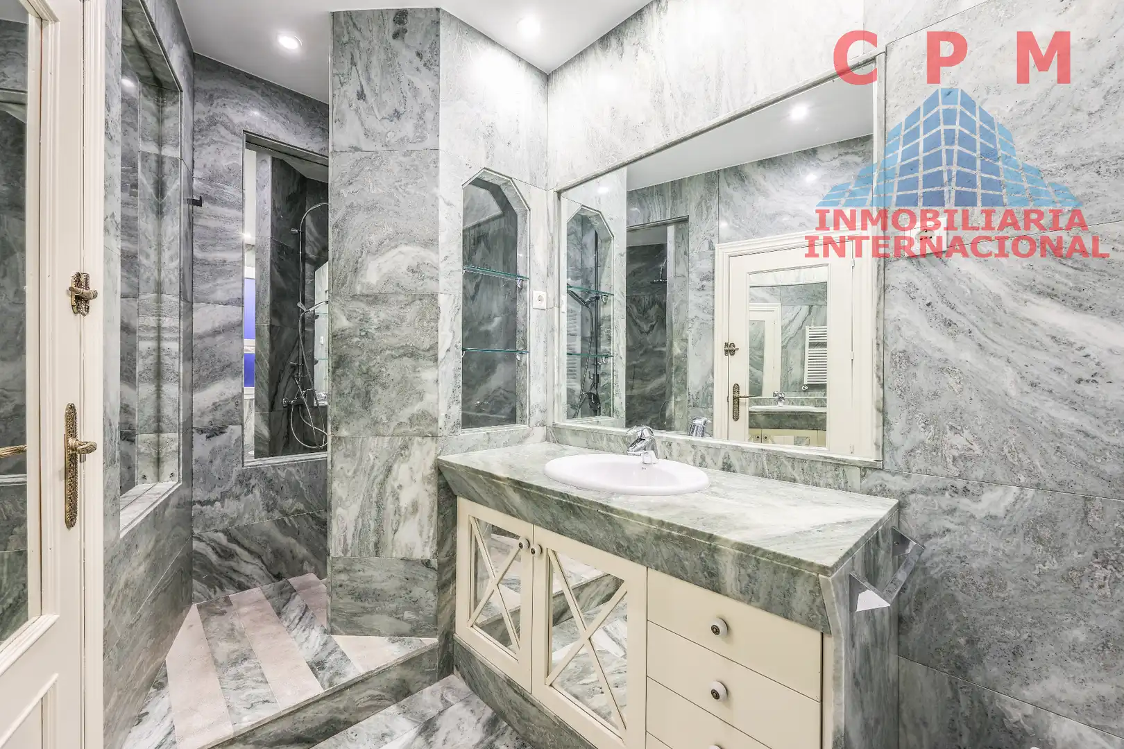 Bathroom of Flat for rent in Madrid  with Air Conditioner, Heating and Parquet flooring