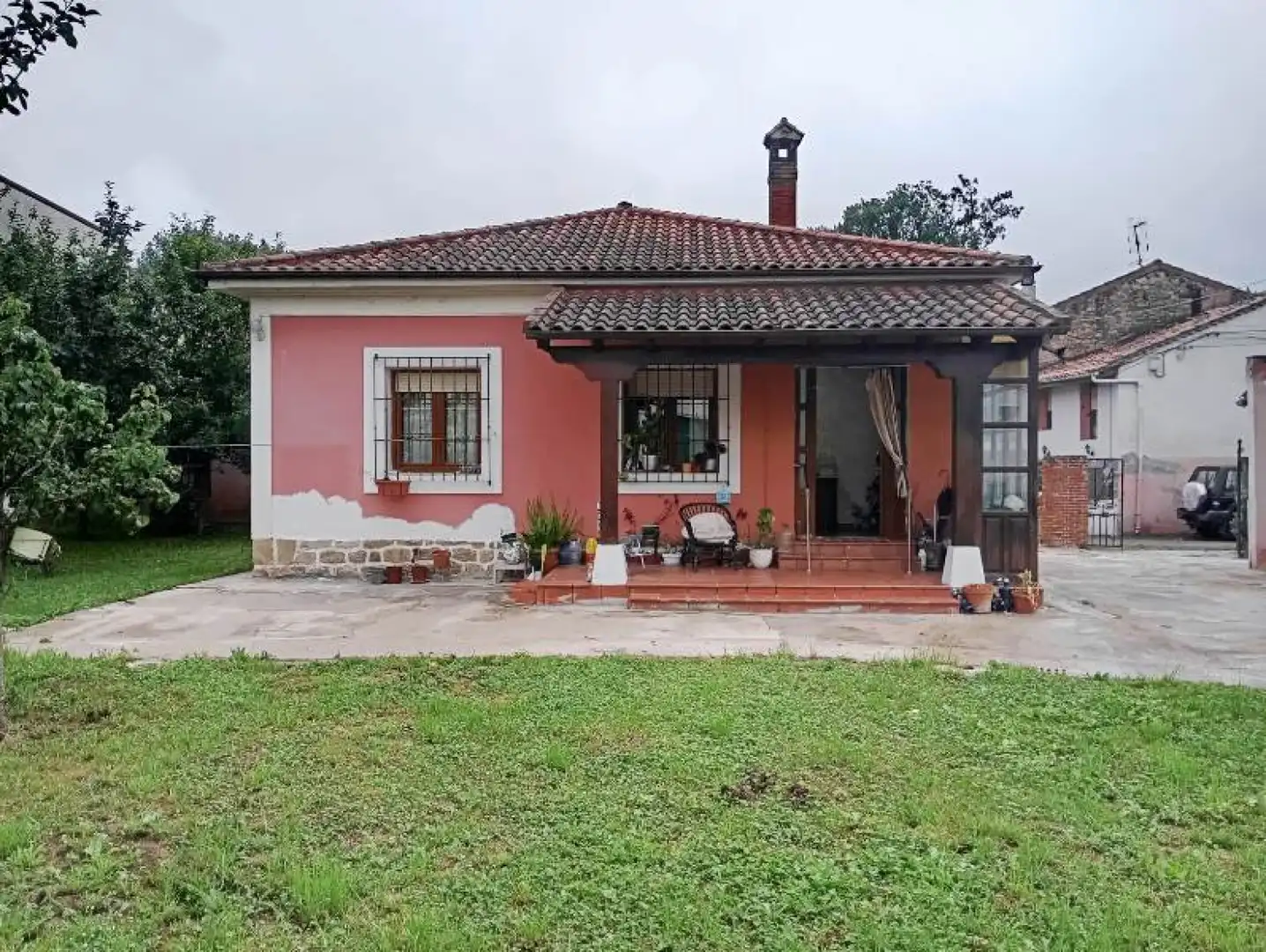 Vista exterior de Casa o chalet en venta en Los Corrales de Buelna  con Calefacción, Jardín privado y Terraza