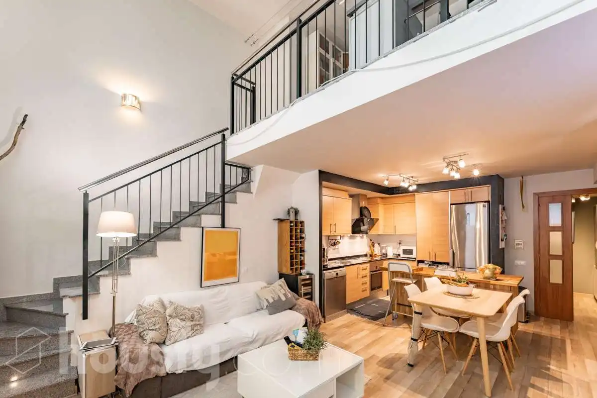 Living room of Duplexes for sale in L'Hospitalet de Llobregat  with Air Conditioner, Heating and Parquet flooring