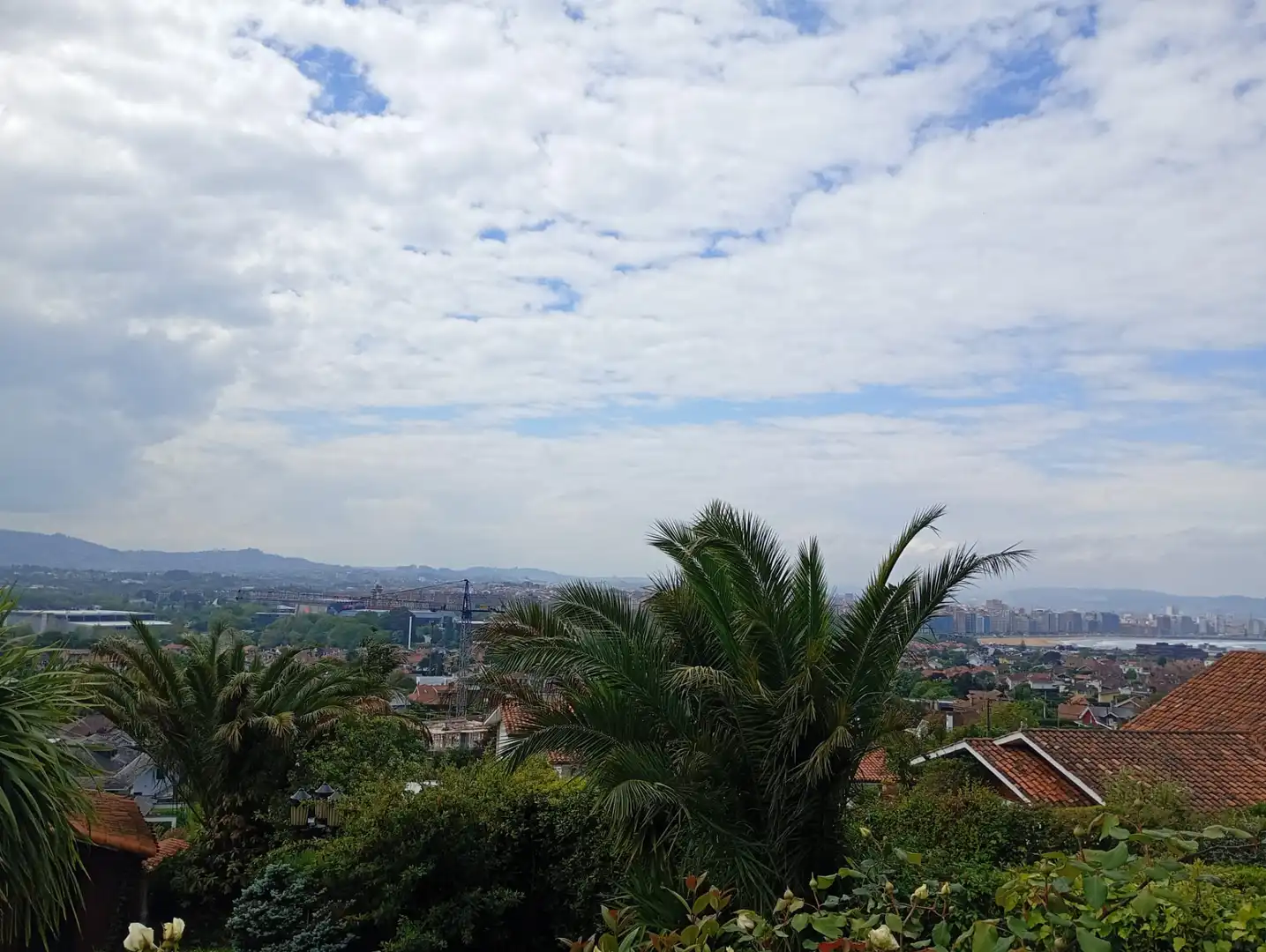 Vista exterior de Casa adosada en venda en Gijón  amb Calefacció, Jardí privat i Terrassa