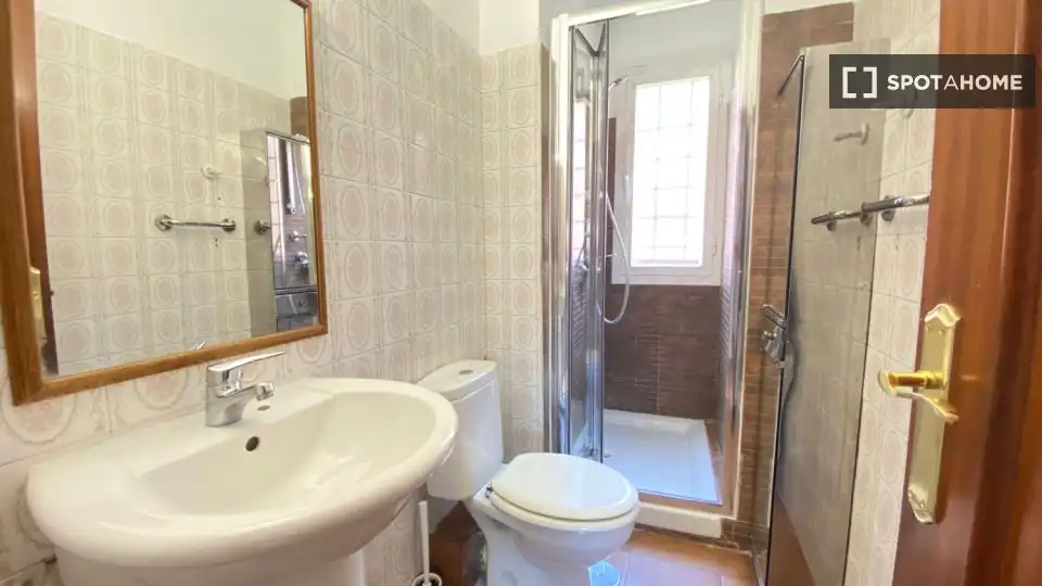 Bathroom of Flat for rent in Madrid  with Air Conditioner, Heating and Furnished