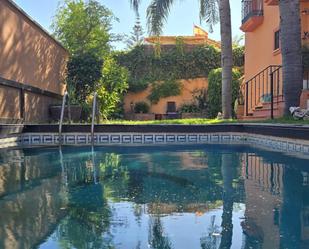 Piscina de Casa adosada en venda en Marbella amb Aire condicionat, Calefacció i Jardí privat