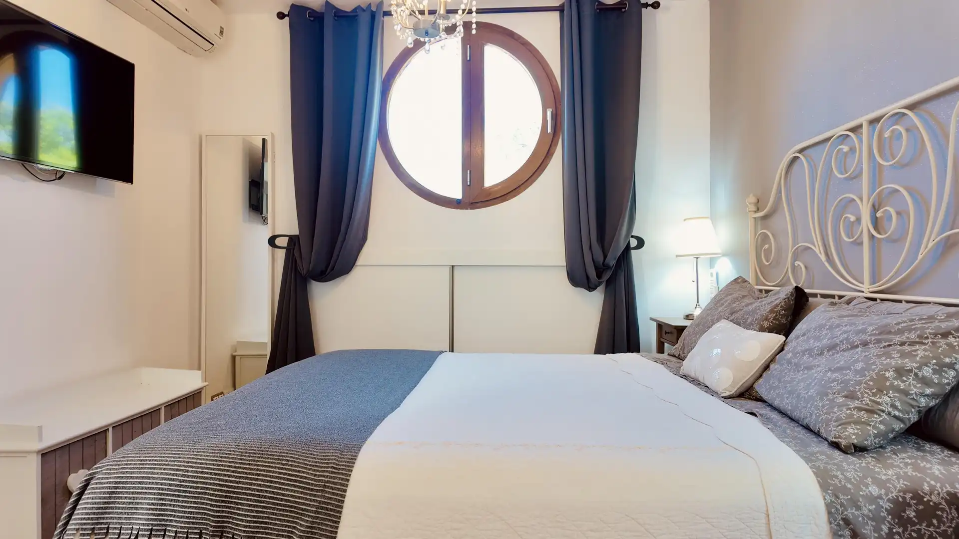 Habitación de Casa adosada en venta en Marbella con Jardín privado, Alarma y Piscina comunitaria