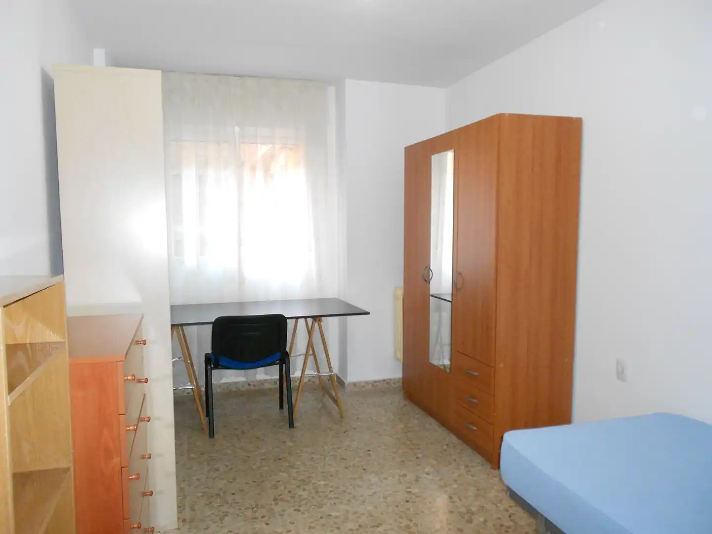 Habitación de Piso para compartir en Granada con Calefacción, Amueblado y Horno