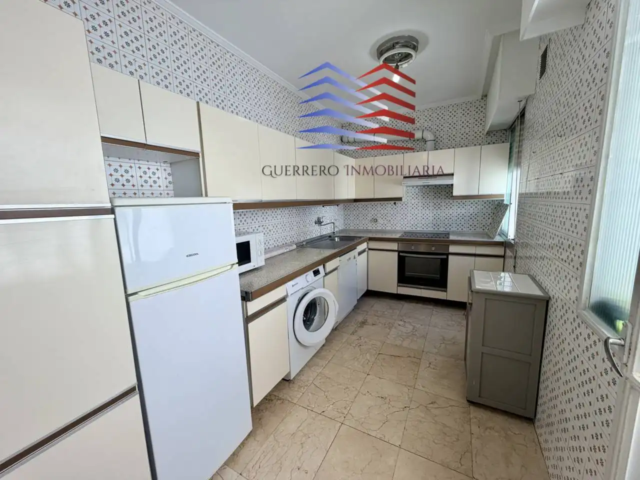 Cuina de Pis de lloguer en Ourense Capital  amb Calefacció, Parquet i Traster