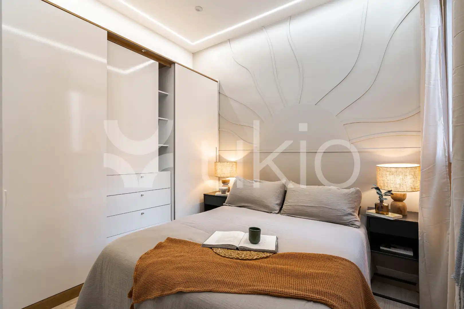 Dormitori de Apartament de lloguer en Madrid amb Aire condicionat, Calefacció i Moblat