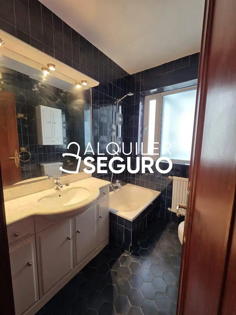 Badezimmer von Wohnung zur Miete in Tardajos mit Heizung und Möbliert
