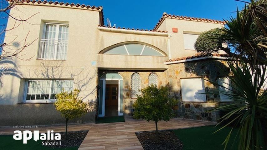 Vista exterior de Casa o xalet en venda en Sabadell amb Calefacció, Jardí privat i Terrassa