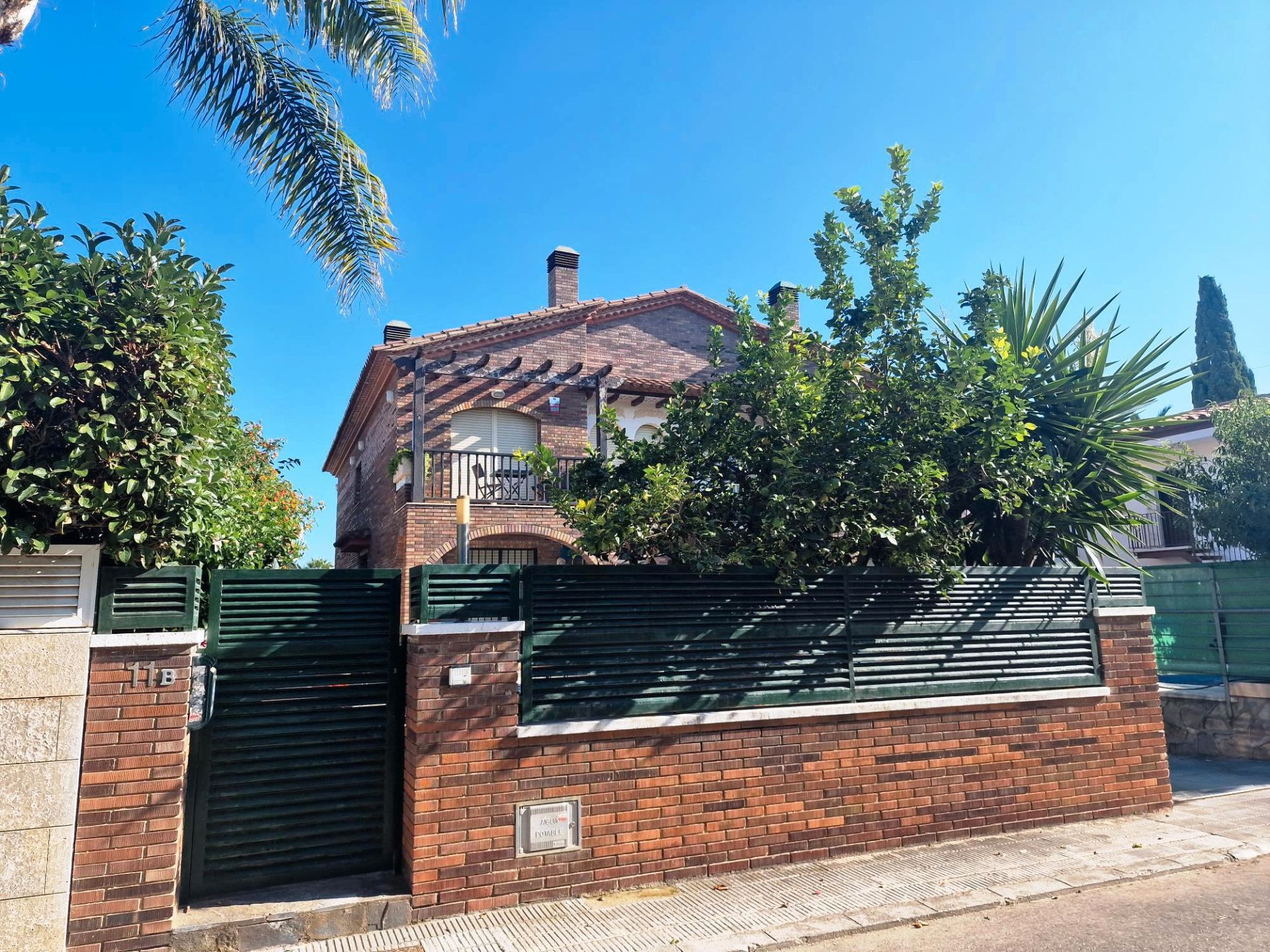 Vista exterior de Casa adosada en venda en Cambrils amb Calefacció, Jardí privat i Terrassa