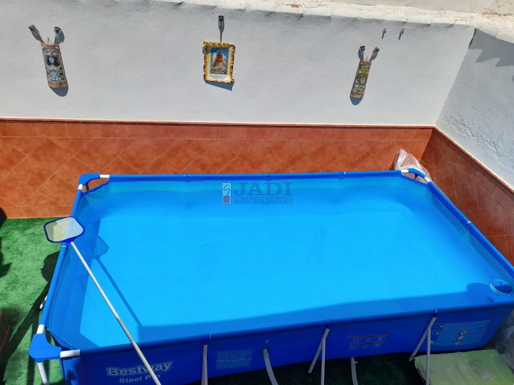 Piscina de Casa adosada en venda en Valdepeñas amb Aire condicionat, Calefacció i Terrassa