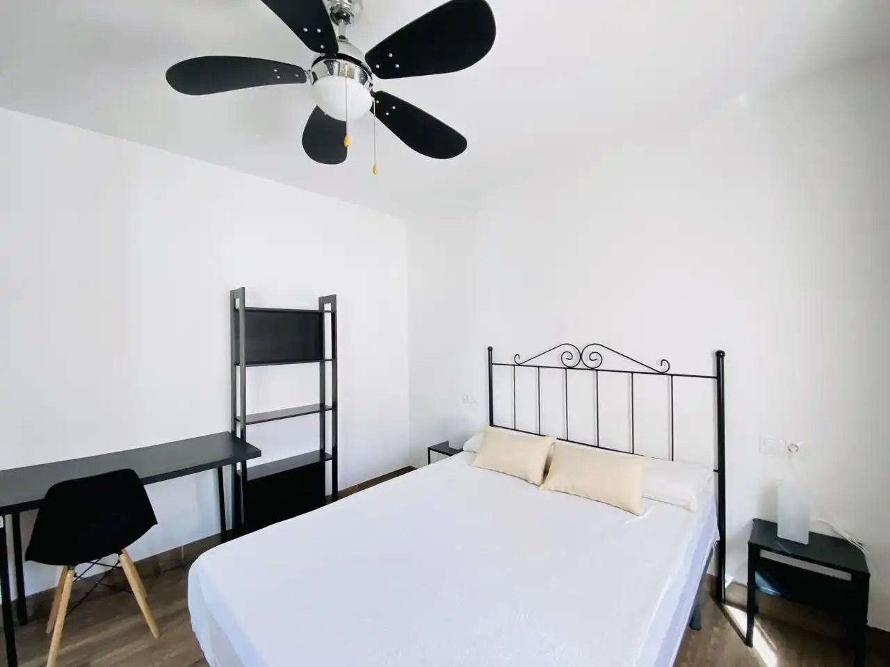 Bedroom of Flat for rent in Granada  with Air Conditioner, Furnished and Balcony