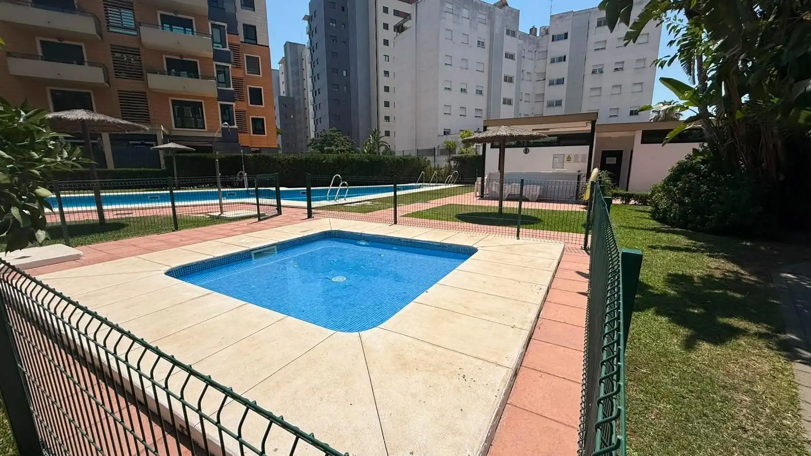 Piscina de Pis en venda en Sevilla amb Aire condicionat, Calefacció i Traster