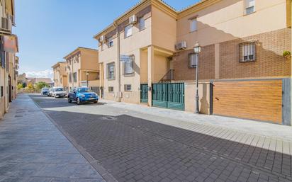 Vista exterior de Casa adosada en venda en Atarfe amb Aire condicionat, Calefacció i Jardí privat