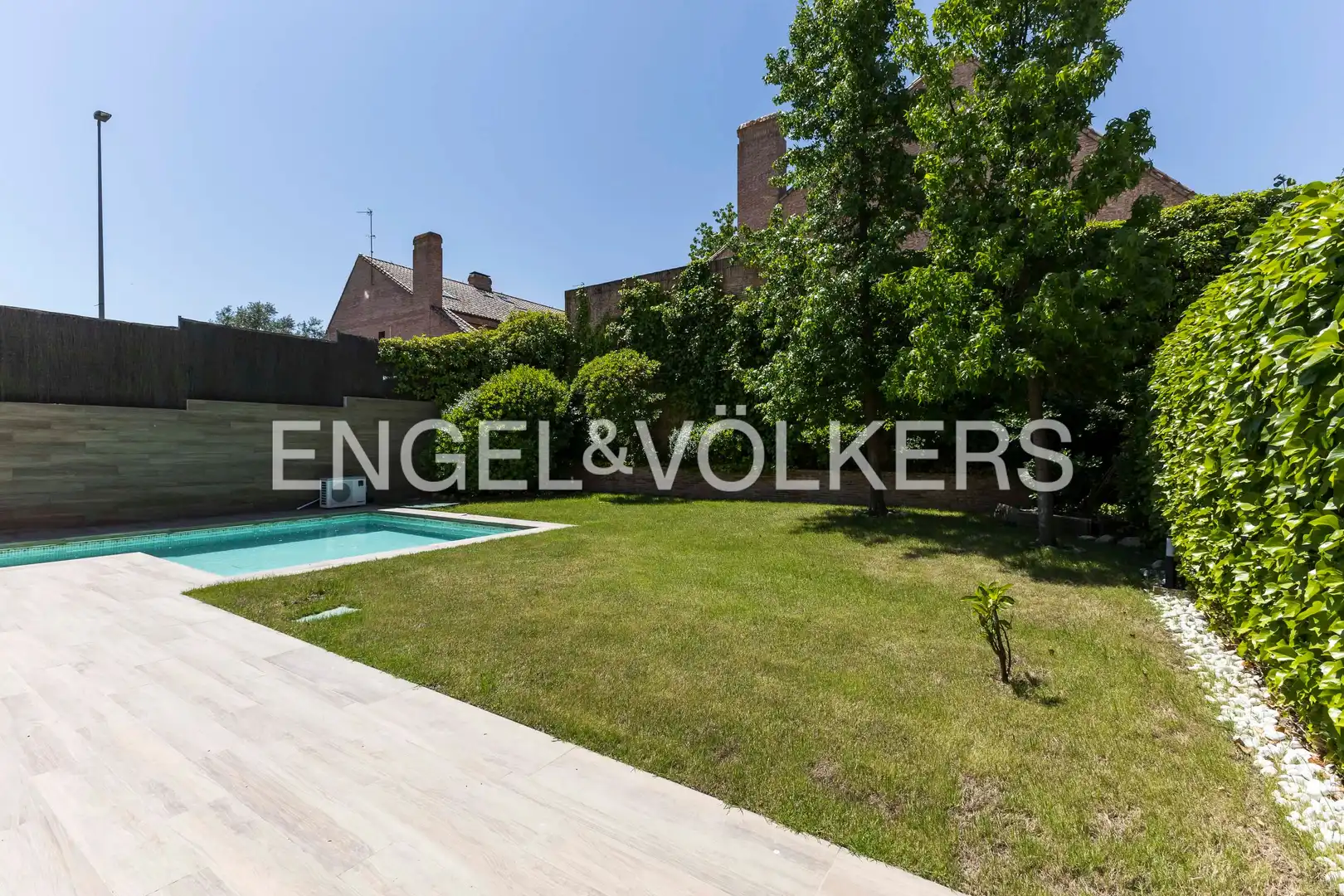 Einfamilien-Reihenhaus zum Verkauf in Villanueva del Pardillo mit Klimaanlage, Heizung und Privatgarten